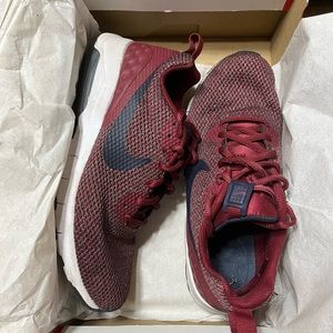 NIKE AIR MAX MOTION LW SE women’s size 8 Team red/ navy-black